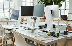 support d'écran avec tablette calvier et souris avec pied amovible réglable intégrant les passages câbles