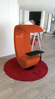 siège design avec tablette intégrée enveloppant