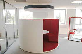box de réunion design avec siège et table intégrés