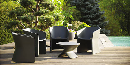 salon de détente d'exterieur avec table basse et fauteuils