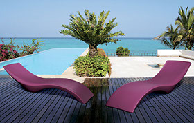 chaises longues design sur terrasse bois