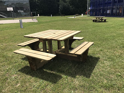 table d'exterieur en bois carré avec quatre banc intégrés