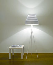 lampe trepied avec abat jour design blanc épuré moderne