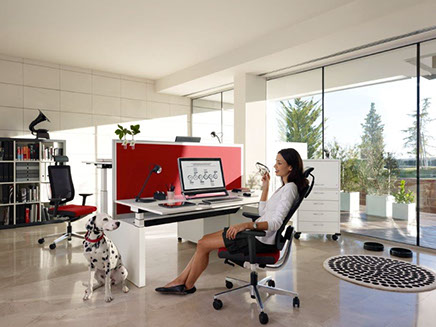 fauteuil noir ergonomique de bureau à roulettes