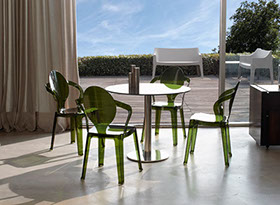 chaises translucide verte design