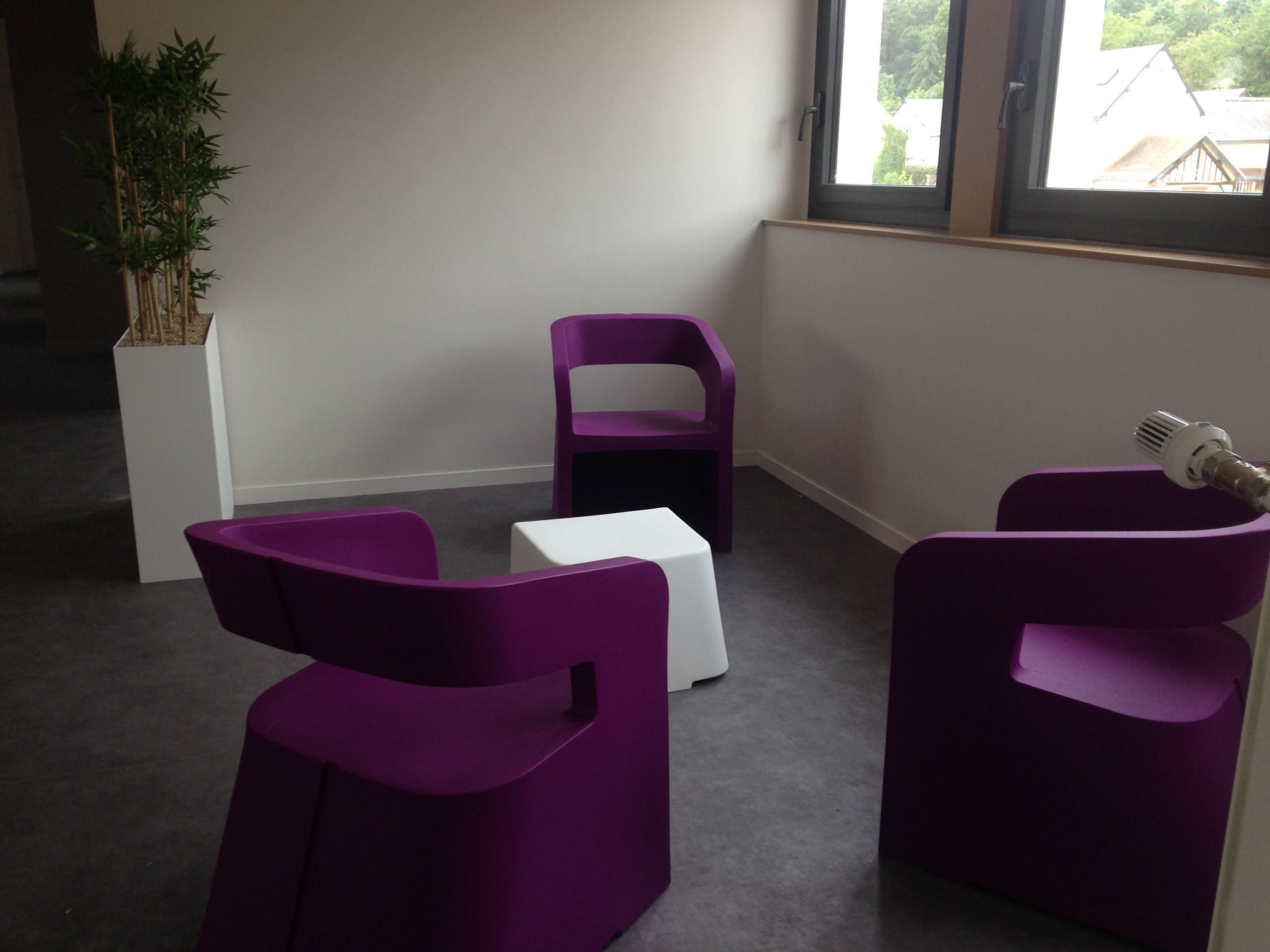 photo d'une réalisation, d'un espace d'attente avec table basse et fauteuils, de l'entreprise Riguet bureautique