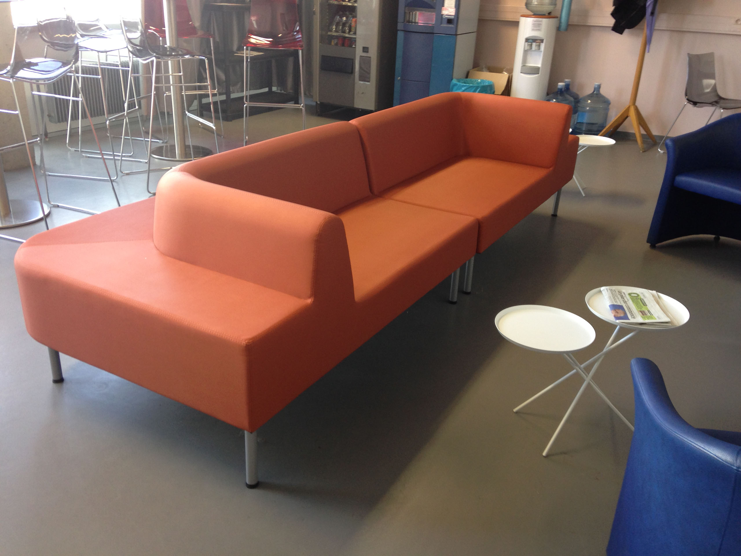 photo d'une réalisation d'un espace d'un espace détente avec tables, chaises, canapé, tabouret... de l'entreprise Riguet bureautique