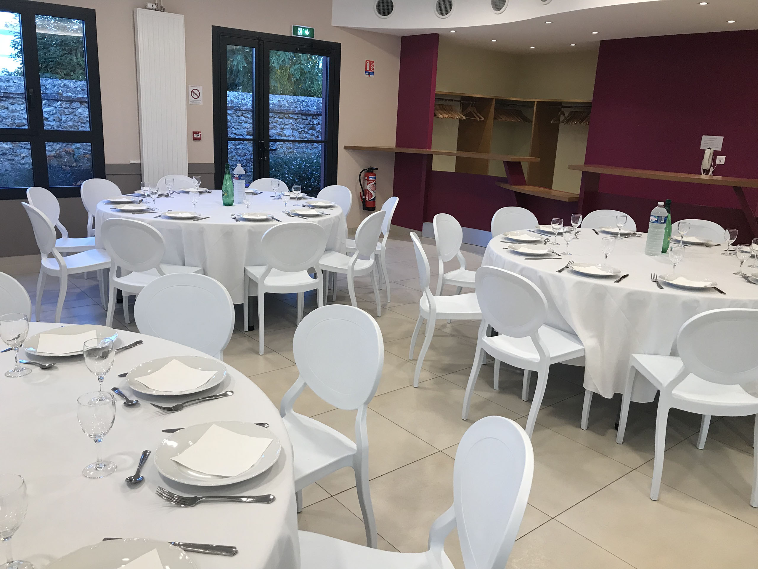 photo d'une réalisation d'un espace de réception avec tables, chaises etc de l'entreprise Riguet bureautique