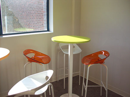 mange-debout et tabourets