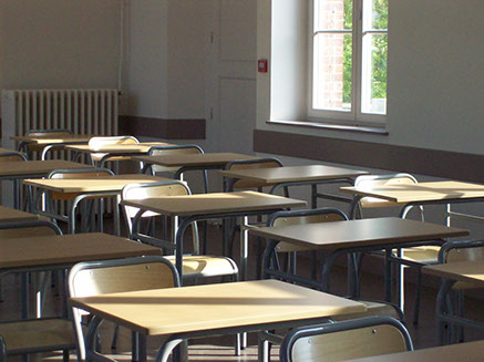 salle de classe avec bureau une personne et chaise assortie, une réalisation Riguet Bureautique