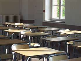 salle de classe avec bureau une personne et chaise assortie, une réalisation Riguet Bureautique