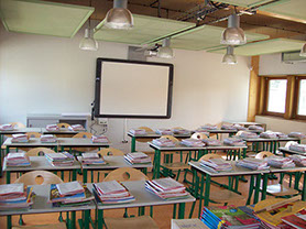 salle de classe avec double bureau, panneau acoustique au plafond, une réalisation Riguet Bureautique