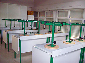 Salle de classe type physique, chimie avec taboouret haut et plan de travail haut, une réalisation Riguet Bureautique