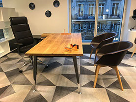 Bureau bois et métal design avec fauteuils ergonomique  et fauteuils d'accueil moderne