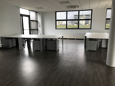Réalisation d'un espace de travail avec table et meuble de bureaux de classement, signé Riguet Bureautique