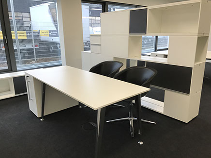table de travail deux personnes avec fauteuils enveloppant, une armoire de rangement, dans un style contemporain, réalisation Riguet Bureautique