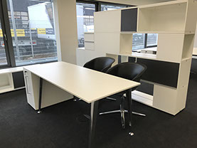 table de travail deux personnes avec fauteuils enveloppant, une armoire de rangement, dans un style contemporain, réalisation Riguet Bureautique